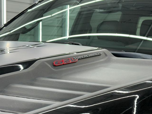 ダッジ・ラム ＴＲＸ　生産終了　Ｖ８スーパーチャージド搭載　新並　１オナ　７０２馬力　パノラマルーフ　１２インチモニター　後席リクライニングシート　アップルカープレイ　ファクトリー２インチリフトアップ　ビルシュタインショック　三分割トノカバー　スプレーインベッドライナー（20枚目）