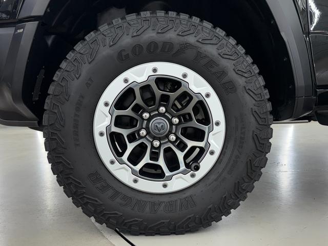 ダッジ・ラム ＴＲＸ　生産終了　Ｖ８スーパーチャージド搭載　新並　１オナ　７０２馬力　パノラマルーフ　１２インチモニター　後席リクライニングシート　アップルカープレイ　ファクトリー２インチリフトアップ　ビルシュタインショック　三分割トノカバー　スプレーインベッドライナー（23枚目）