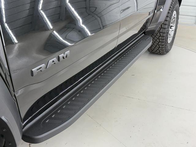ダッジ・ラム ＴＲＸ　生産終了　Ｖ８スーパーチャージド搭載　新並　１オナ　７０２馬力　パノラマルーフ　１２インチモニター　後席リクライニングシート　アップルカープレイ　ファクトリー２インチリフトアップ　ビルシュタインショック　三分割トノカバー　スプレーインベッドライナー（29枚目）