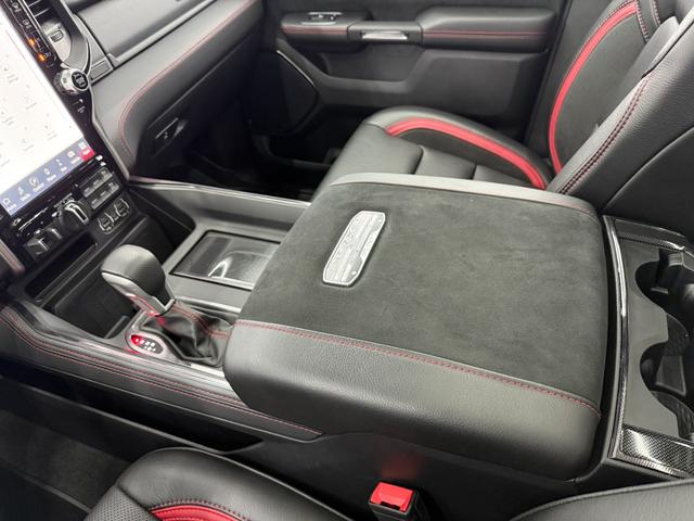 ダッジ・ラム ＴＲＸ　生産終了　Ｖ８スーパーチャージド搭載　新並　１オナ　７０２馬力　パノラマルーフ　１２インチモニター　後席リクライニングシート　アップルカープレイ　ファクトリー２インチリフトアップ　ビルシュタインショック　三分割トノカバー　スプレーインベッドライナー（31枚目）