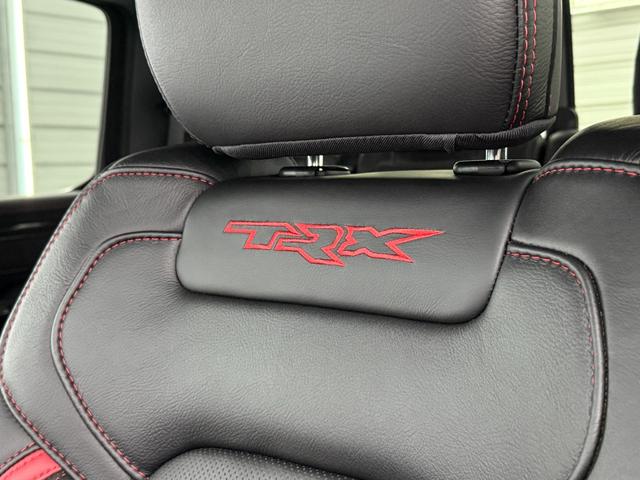 ダッジ・ラム ＴＲＸ　生産終了　Ｖ８スーパーチャージド搭載　新並　１オナ　７０２馬力　パノラマルーフ　１２インチモニター　後席リクライニングシート　アップルカープレイ　ファクトリー２インチリフトアップ　ビルシュタインショック　三分割トノカバー　スプレーインベッドライナー（33枚目）