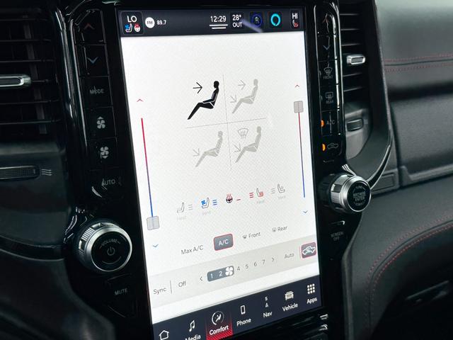 ダッジ・ラム ＴＲＸ　生産終了　Ｖ８スーパーチャージド搭載　新並　１オナ　７０２馬力　パノラマルーフ　１２インチモニター　後席リクライニングシート　アップルカープレイ　ファクトリー２インチリフトアップ　ビルシュタインショック　三分割トノカバー　スプレーインベッドライナー（34枚目）