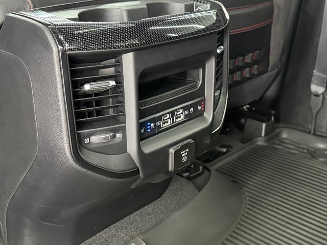ダッジ・ラム ＴＲＸ　生産終了　Ｖ８スーパーチャージド搭載　新並　１オナ　７０２馬力　パノラマルーフ　１２インチモニター　後席リクライニングシート　アップルカープレイ　ファクトリー２インチリフトアップ　ビルシュタインショック　三分割トノカバー　スプレーインベッドライナー（35枚目）