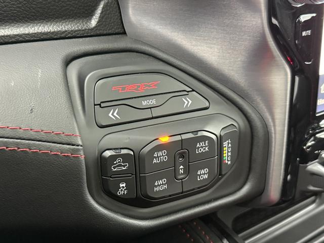 ダッジ・ラム ＴＲＸ　生産終了　Ｖ８スーパーチャージド搭載　新並　１オナ　７０２馬力　パノラマルーフ　１２インチモニター　後席リクライニングシート　アップルカープレイ　ファクトリー２インチリフトアップ　ビルシュタインショック　三分割トノカバー　スプレーインベッドライナー（38枚目）