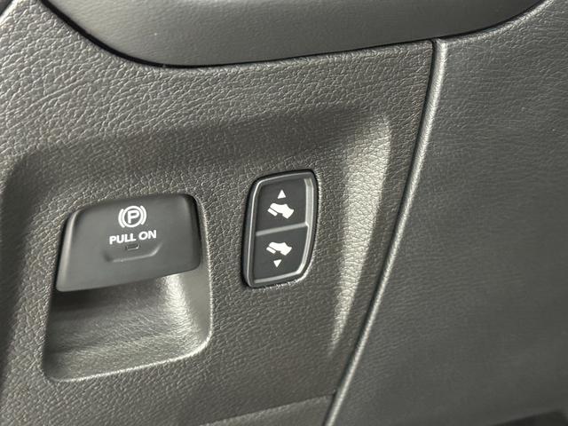 ダッジ・ラム ＴＲＸ　生産終了　Ｖ８スーパーチャージド搭載　新並　１オナ　７０２馬力　パノラマルーフ　１２インチモニター　後席リクライニングシート　アップルカープレイ　ファクトリー２インチリフトアップ　ビルシュタインショック　三分割トノカバー　スプレーインベッドライナー（40枚目）