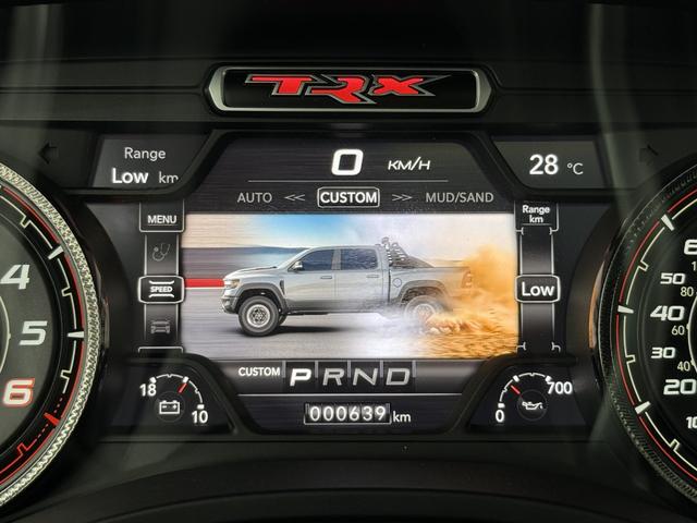 ダッジ・ラム ＴＲＸ　生産終了　Ｖ８スーパーチャージド搭載　新並　１オナ　７０２馬力　パノラマルーフ　１２インチモニター　後席リクライニングシート　アップルカープレイ　ファクトリー２インチリフトアップ　ビルシュタインショック　三分割トノカバー　スプレーインベッドライナー（50枚目）