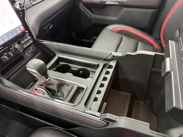 ダッジ・ラム ＴＲＸ　生産終了　Ｖ８スーパーチャージド搭載　新並　１オナ　７０２馬力　パノラマルーフ　１２インチモニター　後席リクライニングシート　アップルカープレイ　ファクトリー２インチリフトアップ　ビルシュタインショック　三分割トノカバー　スプレーインベッドライナー（51枚目）