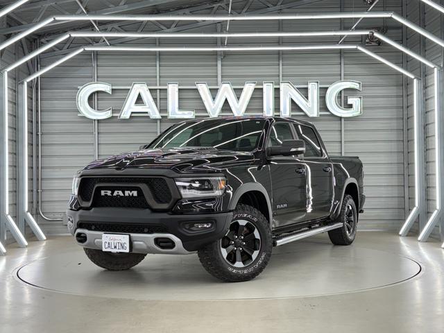 ダッジ・ラム レベル　Ｖ８ＨＥＭＩ　新並　純正エアサス　パノラマルーフ　レベル２エクイップメントグループ　アップルカープレイ　トノカバー　スプレーインベッドライナー　格納式ベッドステップ　シートヒーター　ステアリングヒーター　クルーズコントロール（2枚目）