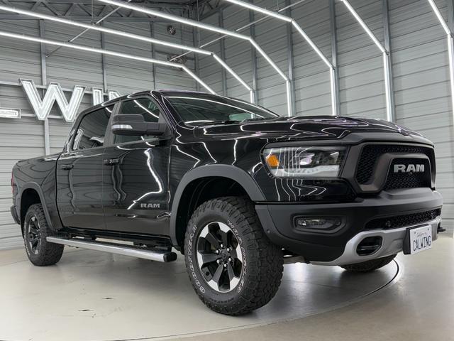 ダッジ・ラム レベル　Ｖ８ＨＥＭＩ　新並　純正エアサス　パノラマルーフ　レベル２エクイップメントグループ　アップルカープレイ　トノカバー　スプレーインベッドライナー　格納式ベッドステップ　シートヒーター　ステアリングヒーター　クルーズコントロール（3枚目）