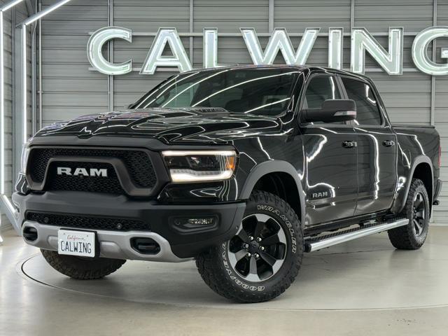 ダッジ・ラム レベル　Ｖ８ＨＥＭＩ　新並　純正エアサス　パノラマルーフ　レベル２エクイップメントグループ　アップルカープレイ　トノカバー　スプレーインベッドライナー　格納式ベッドステップ　シートヒーター　ステアリングヒーター　クルーズコントロール（5枚目）
