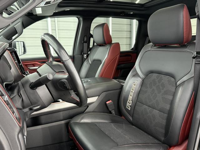 ダッジ・ラム レベル　Ｖ８ＨＥＭＩ　新並　純正エアサス　パノラマルーフ　レベル２エクイップメントグループ　アップルカープレイ　トノカバー　スプレーインベッドライナー　格納式ベッドステップ　シートヒーター　ステアリングヒーター　クルーズコントロール（6枚目）