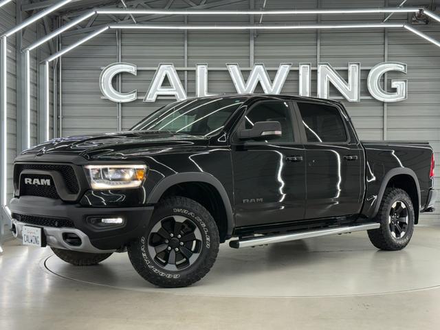 ダッジ・ラム レベル　Ｖ８ＨＥＭＩ　新並　純正エアサス　パノラマルーフ　レベル２エクイップメントグループ　アップルカープレイ　トノカバー　スプレーインベッドライナー　格納式ベッドステップ　シートヒーター　ステアリングヒーター　クルーズコントロール（8枚目）