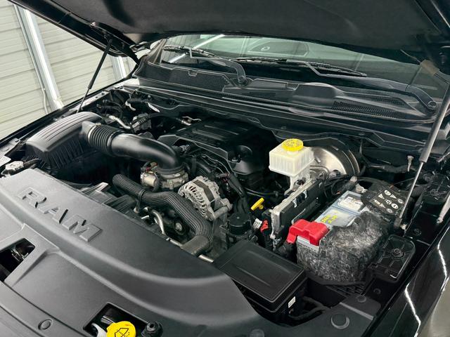 ダッジ・ラム レベル　Ｖ８ＨＥＭＩ　新並　純正エアサス　パノラマルーフ　レベル２エクイップメントグループ　アップルカープレイ　トノカバー　スプレーインベッドライナー　格納式ベッドステップ　シートヒーター　ステアリングヒーター　クルーズコントロール（9枚目）