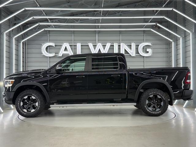 ダッジ・ラム レベル　Ｖ８ＨＥＭＩ　新並　純正エアサス　パノラマルーフ　レベル２エクイップメントグループ　アップルカープレイ　トノカバー　スプレーインベッドライナー　格納式ベッドステップ　シートヒーター　ステアリングヒーター　クルーズコントロール（10枚目）