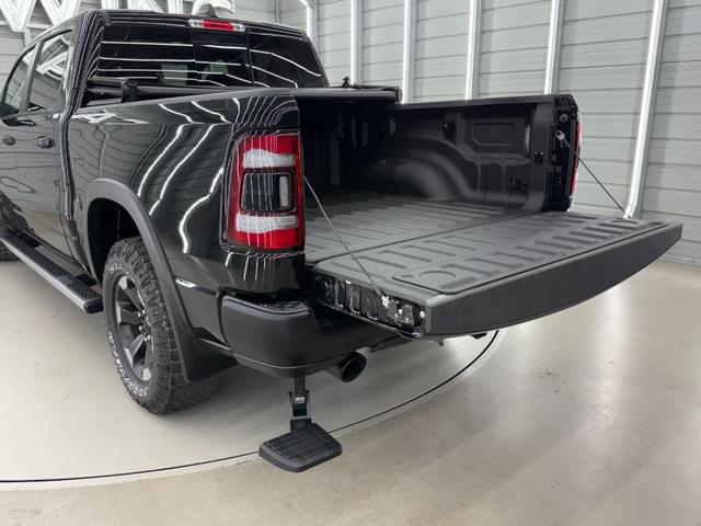 ダッジ・ラム レベル　Ｖ８ＨＥＭＩ　新並　純正エアサス　パノラマルーフ　レベル２エクイップメントグループ　アップルカープレイ　トノカバー　スプレーインベッドライナー　格納式ベッドステップ　シートヒーター　ステアリングヒーター　クルーズコントロール（13枚目）
