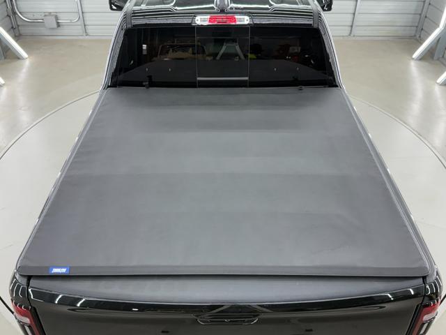 ダッジ・ラム レベル　Ｖ８ＨＥＭＩ　新並　純正エアサス　パノラマルーフ　レベル２エクイップメントグループ　アップルカープレイ　トノカバー　スプレーインベッドライナー　格納式ベッドステップ　シートヒーター　ステアリングヒーター　クルーズコントロール（14枚目）