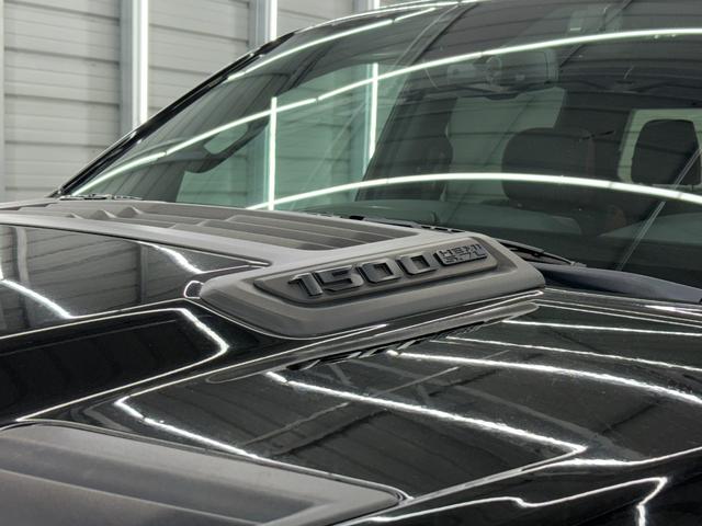 ダッジ・ラム レベル　Ｖ８ＨＥＭＩ　新並　純正エアサス　パノラマルーフ　レベル２エクイップメントグループ　アップルカープレイ　トノカバー　スプレーインベッドライナー　格納式ベッドステップ　シートヒーター　ステアリングヒーター　クルーズコントロール（17枚目）