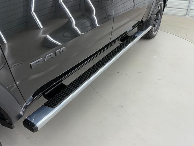 ダッジ・ラム レベル　Ｖ８ＨＥＭＩ　新並　純正エアサス　パノラマルーフ　レベル２エクイップメントグループ　アップルカープレイ　トノカバー　スプレーインベッドライナー　格納式ベッドステップ　シートヒーター　ステアリングヒーター　クルーズコントロール（21枚目）