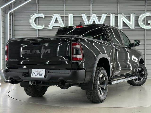 ダッジ・ラム レベル　Ｖ８ＨＥＭＩ　新並　純正エアサス　パノラマルーフ　レベル２エクイップメントグループ　アップルカープレイ　トノカバー　スプレーインベッドライナー　格納式ベッドステップ　シートヒーター　ステアリングヒーター　クルーズコントロール（22枚目）