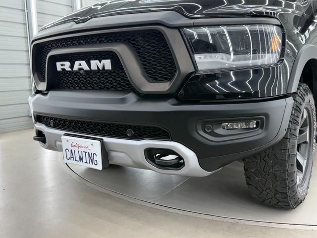 ダッジ・ラム レベル　Ｖ８ＨＥＭＩ　新並　純正エアサス　パノラマルーフ　レベル２エクイップメントグループ　アップルカープレイ　トノカバー　スプレーインベッドライナー　格納式ベッドステップ　シートヒーター　ステアリングヒーター　クルーズコントロール（28枚目）