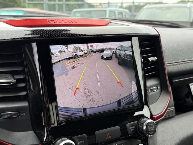 ダッジ・ラム レベル　Ｖ８ＨＥＭＩ　新並　純正エアサス　パノラマルーフ　レベル２エクイップメントグループ　アップルカープレイ　トノカバー　スプレーインベッドライナー　格納式ベッドステップ　シートヒーター　ステアリングヒーター　クルーズコントロール（29枚目）