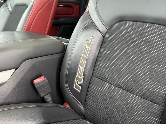 ダッジ・ラム レベル　Ｖ８ＨＥＭＩ　新並　純正エアサス　パノラマルーフ　レベル２エクイップメントグループ　アップルカープレイ　トノカバー　スプレーインベッドライナー　格納式ベッドステップ　シートヒーター　ステアリングヒーター　クルーズコントロール（31枚目）