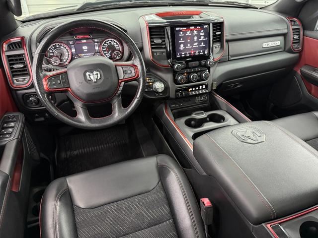 ダッジ・ラム レベル　Ｖ８ＨＥＭＩ　新並　純正エアサス　パノラマルーフ　レベル２エクイップメントグループ　アップルカープレイ　トノカバー　スプレーインベッドライナー　格納式ベッドステップ　シートヒーター　ステアリングヒーター　クルーズコントロール（32枚目）
