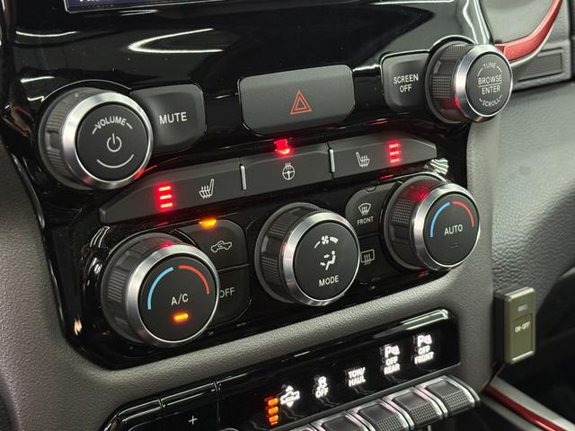 ダッジ・ラム レベル　Ｖ８ＨＥＭＩ　新並　純正エアサス　パノラマルーフ　レベル２エクイップメントグループ　アップルカープレイ　トノカバー　スプレーインベッドライナー　格納式ベッドステップ　シートヒーター　ステアリングヒーター　クルーズコントロール（33枚目）