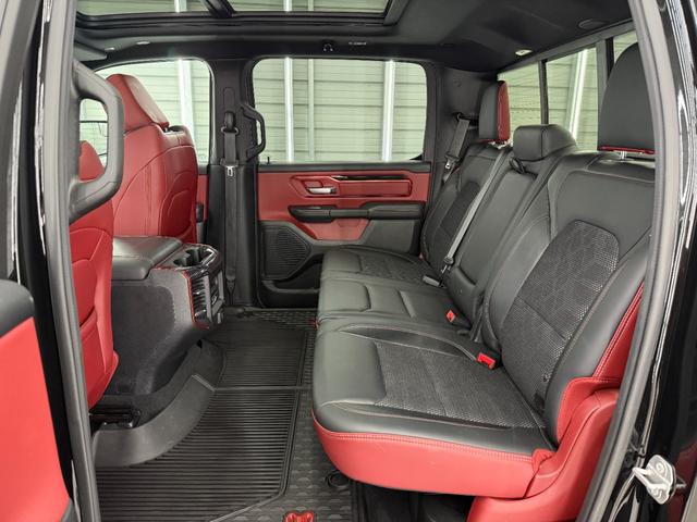 ダッジ・ラム レベル　Ｖ８ＨＥＭＩ　新並　純正エアサス　パノラマルーフ　レベル２エクイップメントグループ　アップルカープレイ　トノカバー　スプレーインベッドライナー　格納式ベッドステップ　シートヒーター　ステアリングヒーター　クルーズコントロール（34枚目）