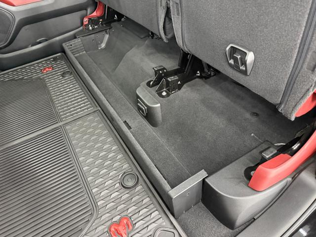 ダッジ・ラム レベル　Ｖ８ＨＥＭＩ　新並　純正エアサス　パノラマルーフ　レベル２エクイップメントグループ　アップルカープレイ　トノカバー　スプレーインベッドライナー　格納式ベッドステップ　シートヒーター　ステアリングヒーター　クルーズコントロール（35枚目）