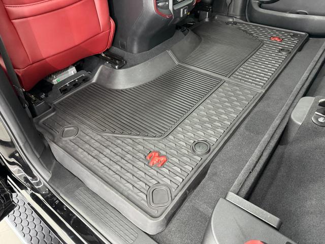 ダッジ・ラム レベル　Ｖ８ＨＥＭＩ　新並　純正エアサス　パノラマルーフ　レベル２エクイップメントグループ　アップルカープレイ　トノカバー　スプレーインベッドライナー　格納式ベッドステップ　シートヒーター　ステアリングヒーター　クルーズコントロール（36枚目）