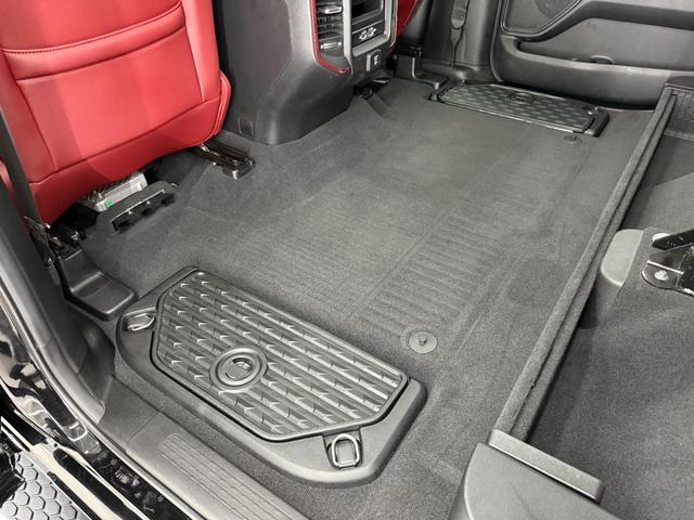 ダッジ・ラム レベル　Ｖ８ＨＥＭＩ　新並　純正エアサス　パノラマルーフ　レベル２エクイップメントグループ　アップルカープレイ　トノカバー　スプレーインベッドライナー　格納式ベッドステップ　シートヒーター　ステアリングヒーター　クルーズコントロール（37枚目）