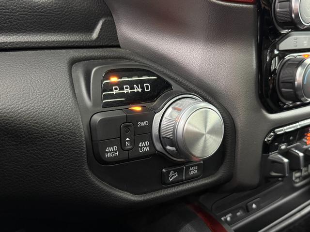 ダッジ・ラム レベル　Ｖ８ＨＥＭＩ　新並　純正エアサス　パノラマルーフ　レベル２エクイップメントグループ　アップルカープレイ　トノカバー　スプレーインベッドライナー　格納式ベッドステップ　シートヒーター　ステアリングヒーター　クルーズコントロール（41枚目）