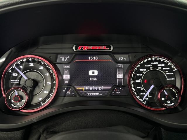 ダッジ・ラム レベル　Ｖ８ＨＥＭＩ　新並　純正エアサス　パノラマルーフ　レベル２エクイップメントグループ　アップルカープレイ　トノカバー　スプレーインベッドライナー　格納式ベッドステップ　シートヒーター　ステアリングヒーター　クルーズコントロール（42枚目）
