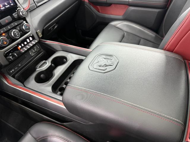 ダッジ・ラム レベル　Ｖ８ＨＥＭＩ　新並　純正エアサス　パノラマルーフ　レベル２エクイップメントグループ　アップルカープレイ　トノカバー　スプレーインベッドライナー　格納式ベッドステップ　シートヒーター　ステアリングヒーター　クルーズコントロール（43枚目）