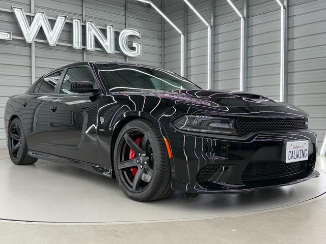 ダッジ・チャージャー ＳＲＴヘルキャット　新並　１オナ　７０７馬力　サンルーフ　ハーマンカードン１９スピーカー　アップルカープレイ　ブレンボブレーキ　ローンチコントロール　シートヒーター＆クーラー　レッドシートベルト　ブラックラグナレザー　ステアリングヒーター（3枚目）