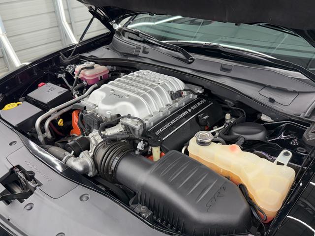 ダッジ・チャージャー ＳＲＴヘルキャット　新並　１オナ　７０７馬力　サンルーフ　ハーマンカードン１９スピーカー　アップルカープレイ　ブレンボブレーキ　ローンチコントロール　シートヒーター＆クーラー　レッドシートベルト　ブラックラグナレザー　ステアリングヒーター（4枚目）