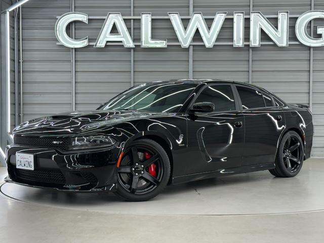 ダッジ・チャージャー ＳＲＴヘルキャット　新並　１オナ　７０７馬力　サンルーフ　ハーマンカードン１９スピーカー　アップルカープレイ　ブレンボブレーキ　ローンチコントロール　シートヒーター＆クーラー　レッドシートベルト　ブラックラグナレザー　ステアリングヒーター（6枚目）