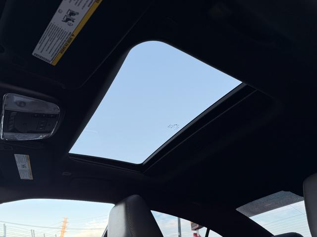 ダッジ・チャージャー ＳＲＴヘルキャット　新並　１オナ　７０７馬力　サンルーフ　ハーマンカードン１９スピーカー　アップルカープレイ　ブレンボブレーキ　ローンチコントロール　シートヒーター＆クーラー　レッドシートベルト　ブラックラグナレザー　ステアリングヒーター（7枚目）