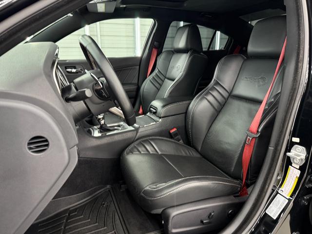 ダッジ・チャージャー ＳＲＴヘルキャット　新並　１オナ　７０７馬力　サンルーフ　ハーマンカードン１９スピーカー　アップルカープレイ　ブレンボブレーキ　ローンチコントロール　シートヒーター＆クーラー　レッドシートベルト　ブラックラグナレザー　ステアリングヒーター（8枚目）