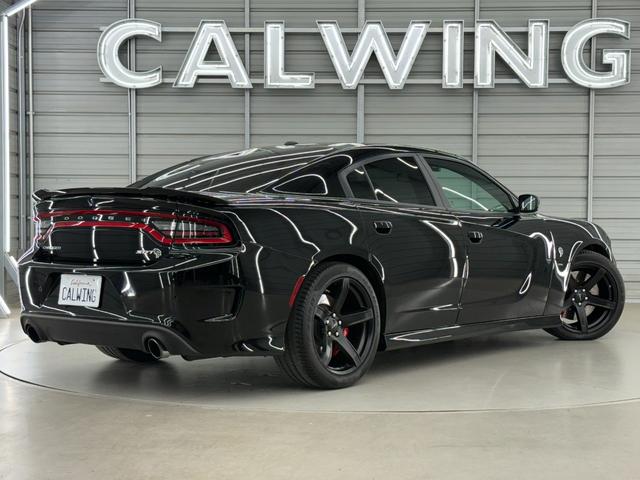 ダッジ・チャージャー ＳＲＴヘルキャット　新並　１オナ　７０７馬力　サンルーフ　ハーマンカードン１９スピーカー　アップルカープレイ　ブレンボブレーキ　ローンチコントロール　シートヒーター＆クーラー　レッドシートベルト　ブラックラグナレザー　ステアリングヒーター（9枚目）