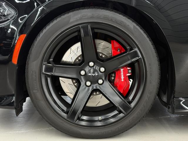 ダッジ・チャージャー ＳＲＴヘルキャット　新並　１オナ　７０７馬力　サンルーフ　ハーマンカードン１９スピーカー　アップルカープレイ　ブレンボブレーキ　ローンチコントロール　シートヒーター＆クーラー　レッドシートベルト　ブラックラグナレザー　ステアリングヒーター（10枚目）