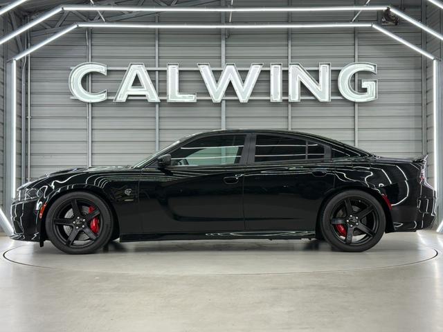 ダッジ・チャージャー ＳＲＴヘルキャット　新並　１オナ　７０７馬力　サンルーフ　ハーマンカードン１９スピーカー　アップルカープレイ　ブレンボブレーキ　ローンチコントロール　シートヒーター＆クーラー　レッドシートベルト　ブラックラグナレザー　ステアリングヒーター（12枚目）