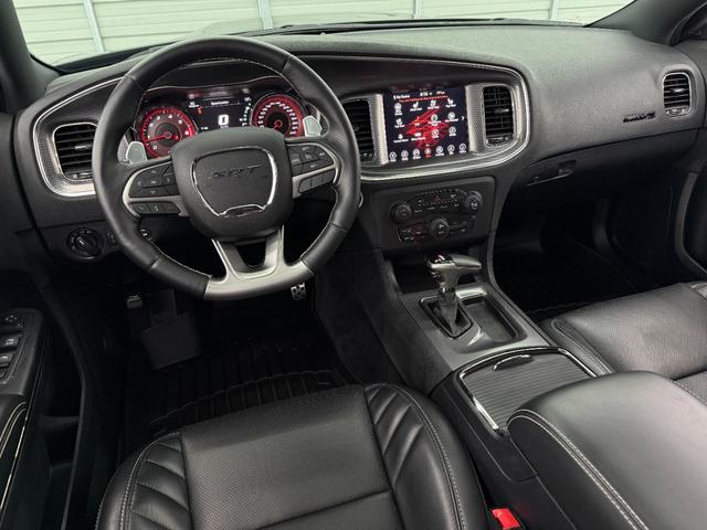 ダッジ・チャージャー ＳＲＴヘルキャット　新並　１オナ　７０７馬力　サンルーフ　ハーマンカードン１９スピーカー　アップルカープレイ　ブレンボブレーキ　ローンチコントロール　シートヒーター＆クーラー　レッドシートベルト　ブラックラグナレザー　ステアリングヒーター（19枚目）