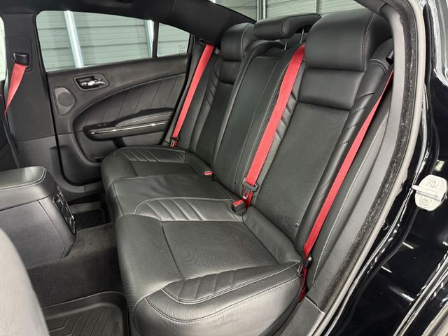 ダッジ・チャージャー ＳＲＴヘルキャット　新並　１オナ　７０７馬力　サンルーフ　ハーマンカードン１９スピーカー　アップルカープレイ　ブレンボブレーキ　ローンチコントロール　シートヒーター＆クーラー　レッドシートベルト　ブラックラグナレザー　ステアリングヒーター（20枚目）