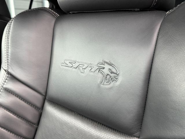 ダッジ・チャージャー ＳＲＴヘルキャット　新並　１オナ　７０７馬力　サンルーフ　ハーマンカードン１９スピーカー　アップルカープレイ　ブレンボブレーキ　ローンチコントロール　シートヒーター＆クーラー　レッドシートベルト　ブラックラグナレザー　ステアリングヒーター（30枚目）