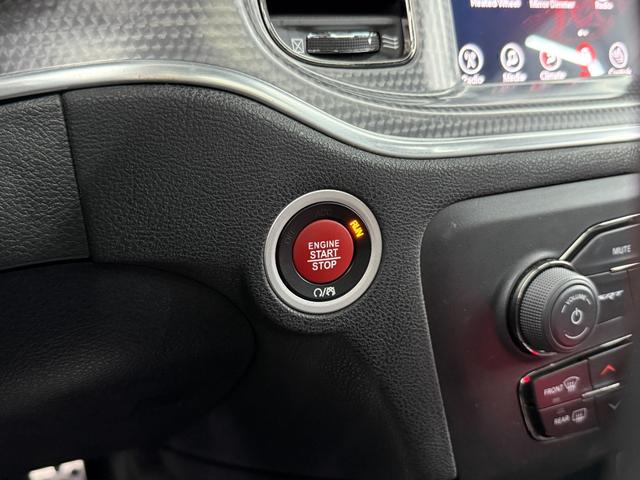 ダッジ・チャージャー ＳＲＴヘルキャット　新並　１オナ　７０７馬力　サンルーフ　ハーマンカードン１９スピーカー　アップルカープレイ　ブレンボブレーキ　ローンチコントロール　シートヒーター＆クーラー　レッドシートベルト　ブラックラグナレザー　ステアリングヒーター（34枚目）