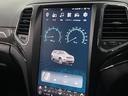 ＳＲＴ８　社外１３．６インチモニター　パノラマルーフ　ハーマンカードン１９スピーカー　アップルカープレイ　後席専用モニター　シートヒーター＆クーラー　アダプティブクルーズコントロール　カーボンインテリアパネル　ブレンボブレーキ　ステアリングヒーター（26枚目）