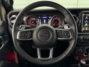 マルチファンクションタイプのレザーステアリング。ステアリングを握ったままクルーズコントロールの設定や車両モニタリングの情報表示などをハンドルを握ったまま操作できます。