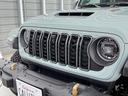 JEEP伝統の7スリットグリルのデザインがアップデート!7スリットグリルにブラックの折り目模様が施され、ニュートラルグレイメタリックの縁取りが施されています。